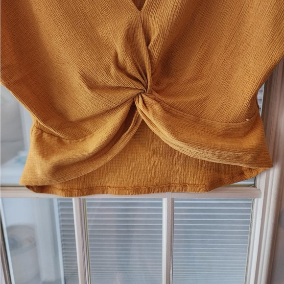 Yellow Cropped Blouse 🌻 - Picture 3 of 6